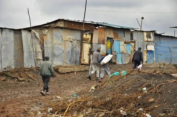 Найроби Кения Окт Неизвестные Люди Ходят Грязи Трущобам Найроби Октября — стоковое фото