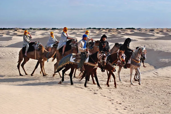 Douz Sahara Desert Oktober Touristen Reiten Auf Kamelen Die Von — Stockfoto