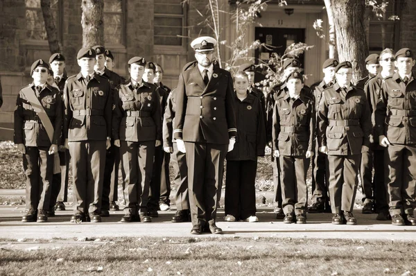 カナダ モントリオール 11月6日 カナダのモントリオールで11月6日の追悼デーのために統一されたカナダ軍兵士 この日はジョージ5世が追悼の日として捧げたものです — ストック写真