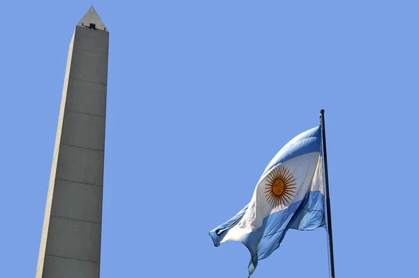 布宜诺斯艾利斯方尖碑是布宜诺斯艾利斯的国家历史纪念碑 它位于共和国广场 Plaza Republic Ica 是为了纪念该市建城100周年而建造的 — 图库照片