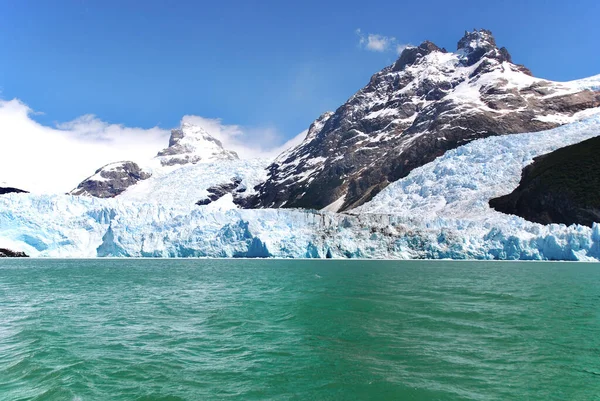 阿根廷拉戈蒂诺冰河上的冰川是阿根廷圣克鲁斯巴塔哥尼亚省的一个湖泊 该湖泊位于洛斯冰川国家公园内 风景秀丽 冰川众多 — 图库照片