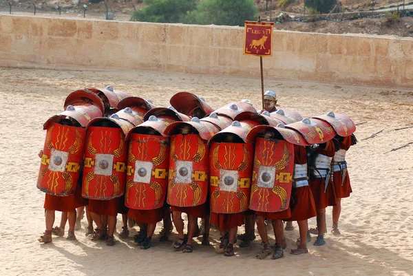 Jerash 11月25日 2009年11月25日にヨルダンのエルサレムで開催されたローマ軍の再現ショーで ヨルダン人男性がローマ兵の格好をした — ストック写真