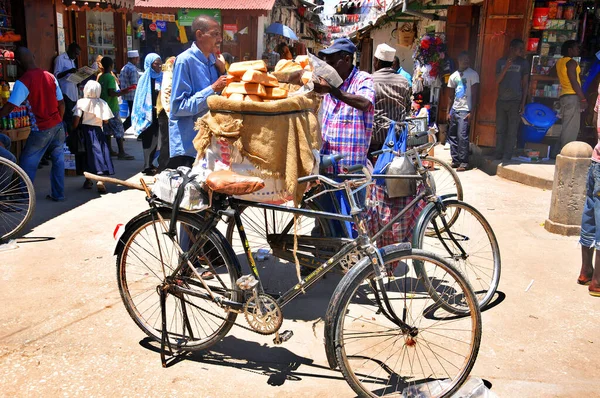 Zanzibar Tanzania Nov Oidentifierad Gatusäljare Säljer Färskt Bröd Zanzibar Tanzania — Stockfoto