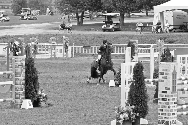 Bromont Canada Luglio Cavaliere Sconosciuto Cavallo Durante 2011 Bromont Internazionale — Foto Stock