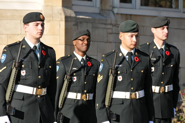 カナダ モントリオール 11月6日 カナダのモントリオールで11月6日の追悼デーのために統一されたカナダ軍兵士 この日はジョージ5世が追悼の日として捧げたものです — ストック写真