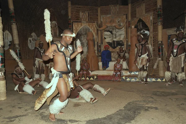 Tanımlanamayan Zulu Dansçıları Kasım 2010 Shakaland Zulu Kültür Köyü Kwazulu — Stok fotoğraf