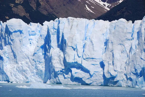 莫雷诺冰川 Perito Moreno Glacier 是位于阿根廷圣克鲁斯省Los Glaciares国家公园的一座冰川 它是阿根廷巴塔哥尼亚最重要的旅游胜地之一 — 图库照片
