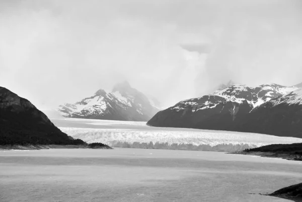 莫雷诺冰川 Perito Moreno Glacier 是位于阿根廷圣克鲁斯省Los Glaciares国家公园的一座冰川 它是阿根廷巴塔哥尼亚最重要的旅游胜地之一 — 图库照片