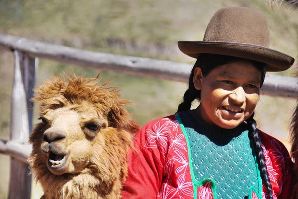 Sacsayhuaman Cusco Peru Novembro Mulher Peruana Vestidos Tradicionais Com Pequeno — Fotografia de Stock