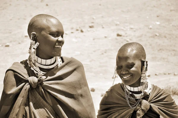タンザニア 11月26日 装飾品を持つマサイ族の女性 女性は彼らの頭を剃る彼らの装飾品によってのみ男性とは異なる タンザニアのセレンゲティで2011年11月26日 — ストック写真