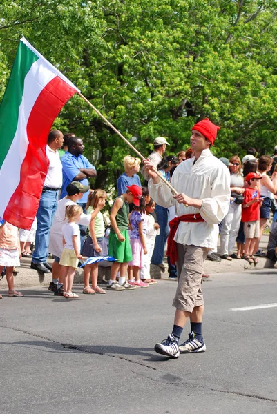 蒙特利尔嘉年华 身份不明的人庆祝魁北克国庆 Fete Nationale Quebec 每年6月24日 蒙特利尔圣约翰浸礼会日 John Baptist Day — 图库照片