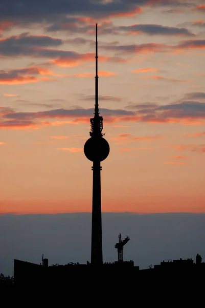 アレクサンダー広場にあるテレビ塔 Fernsehturm の日没時のシルエット 塔は1965年から1969年にかけて旧ドイツ民主共和国によって建設された — ストック写真