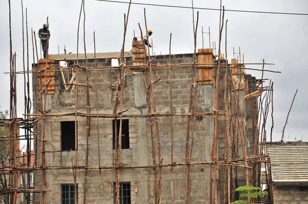 Nairobi Kenya Ottobre Uomo Non Identificato Lavora Edificio Nella Baraccopoli — Foto Stock