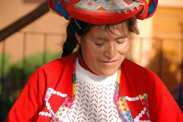 Cusco Vicino Peru Novembre Donna Quechua Vestita Tessuto Tradizionale Tessitura — Foto Stock