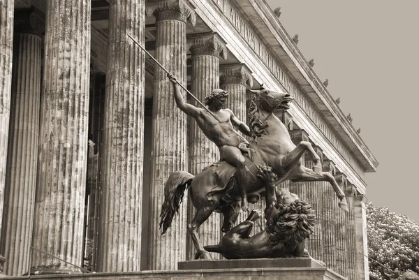 Статуя Перед Старым Музеем Берлине Германия — стоковое фото