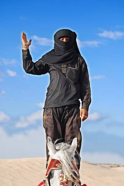 Douz Tunisia Oct Ένας Άγνωστος Βεδουίνος Φοράει Παραδοσιακά Ρούχα Στην — Φωτογραφία Αρχείου