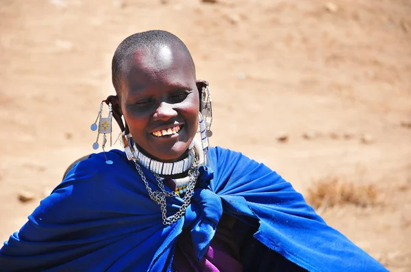 Tanzânia Novembro Mulher Masai Com Seus Ornamentos Mulheres Rapam Suas — Fotografia de Stock