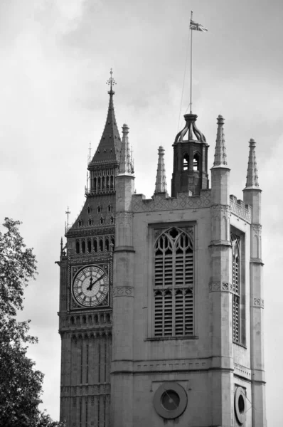 大本钟和威斯敏斯特修道院塔 英国伦敦 — 图库照片