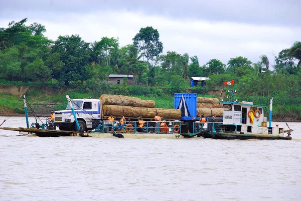 Barca Carico Nel Fiume Con Camion Pieno Tronchi — Foto Stock