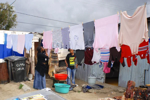 ケープタウン南アフリカ 5月23日 南アフリカのケープタウンで5月23日にKhayelitsha町で女性が服をぶら下げています — ストック写真