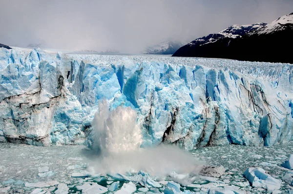 ペリト モレノ氷河はアルゼンチンのサンタクルーズ州にあるロス グラシアレス国立公園内にある氷河である アルゼンチン パタゴニアで最も重要な観光スポットの一つです — ストック写真