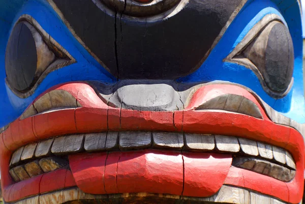 Żywe Historyczne Słupy Totemowe Starożytnych Indiańskich Amerykanów Stanley Park Vancouver — Zdjęcie stockowe