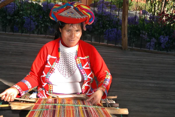 Cusco Peru November Quechua Kvinna Klädd Traditionella Kläder Vävning Tyg — Stockfoto