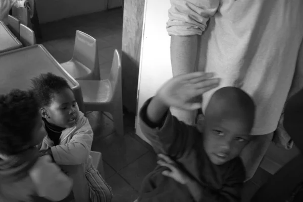 Khayelitsha Cape Town Мая Неопознанная Группа Маленьких Детей Играет Улице — стоковое фото