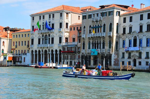 Venice Itália Junho Transporte Alimentos Por Barco Grande Canal Junho — Fotografia de Stock