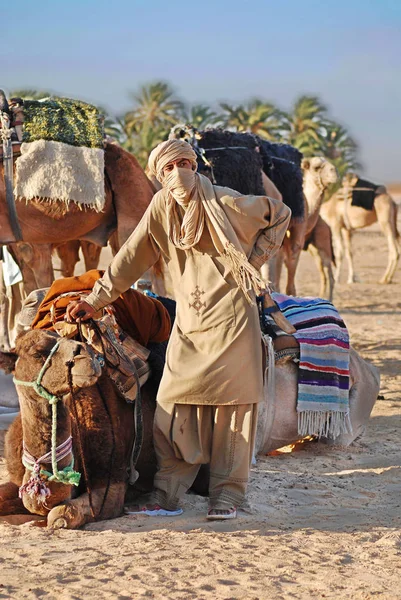 Douz Tunisia Zzú Neznámý Beduín Sobě Tradiční Oblečení Saharské Poušti — Stock fotografie