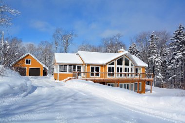 BROMONT QUEBEC CANADA - 03 01 2020: Tipik Kanada ev tasarımının uzun zamandır Kanada 'nın iklimine ve coğrafyasına adapte edilmesi gerekmektedir ve zaman zaman Kanada kültürünün benzersizliğini de yansıtmaktadır..