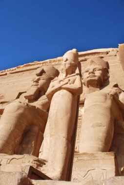 Abu Simbel tapınakları Sudan sınırına yakın iki büyük kaya tapınağıdır. Kompleks, 