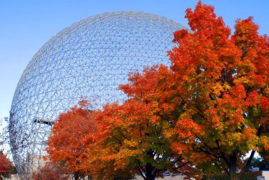 MONTREAL, CANADA - OCT. 03 2014: Biyosfer, Montreal 'de sonbaharda çevreye adanmış bir müzedir. Parc Jean-Drapeau 'da, ABD' nin eski pavyonunda yer almaktadır.