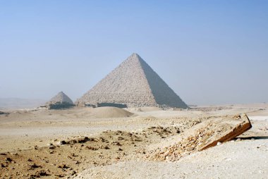 Giza Piramidi ya da Khufu Piramidi olarak da bilinen Büyük Giza Piramidi şu anda Mısır 'ın El Giza kentinde yer alan Giza piramidinin en eski ve en büyük piramididir.