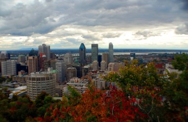 12 Ekim 2010 'da Montreal şehir merkezindeki kuş bakışı manzara. Montreal, Kanada 'nın Quebec eyaletinde yer alan bir şehirdir..