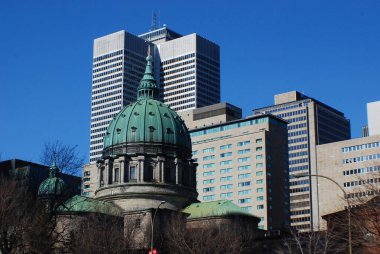 Güneşli bir günde şehirde binalar
