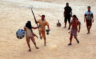 JERASH, JORDAN - 25 Kasım 2009 'da Ürdün' ün başkenti Jerash 'ta bir Roma ordusunun canlandırma gösterisi sırasında Ürdünlü erkekler Romalı asker gibi giyindiler.