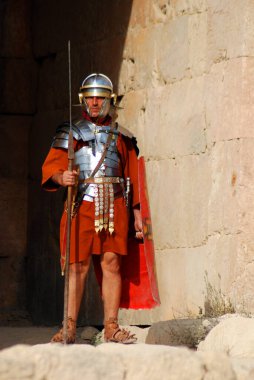 JERASH - 25 Kasım 2009 'da Ürdünlü bir adam, Ürdün' ün başkenti Jerash 'ta bir Roma ordusunun yeniden canlandırma gösterisi sırasında Romalı asker gibi giyinmişti.