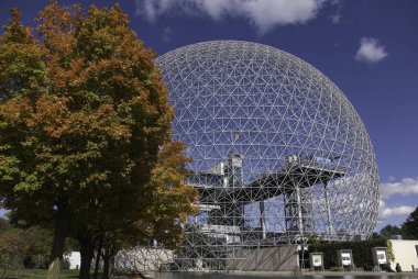 MONTREAL QUEBEC CANADA - 10 2010 Sonbaharda Montreal Biyosfer adı verilen jeodezik kubbe. Suya ve çevreye adanmış bu müze Parc Jean-Drapeau 'da yer almaktadır..