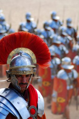 25 Kasım 2009 'da Ürdünlü erkekler, Ürdün' ün başkenti Jerash 'ta bir Roma ordusunun yeniden canlandırma gösterisi sırasında Romalı asker gibi giyindiler.