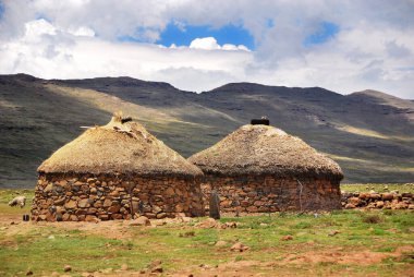 Lesotho 'da geleneksel konut tarzı rondavel olarak adlandırılır. Rondavel' in duvarları genellikle taşlardan yapılır. Çatı, ahşap tellere iple dikilmiş ahşaptan yapılmıştır.