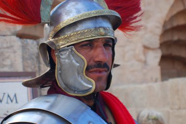JERASH - 25 Kasım 2009 'da Ürdünlü bir adam, Ürdün' ün başkenti Jerash 'ta bir Roma ordusunun yeniden canlandırma gösterisi sırasında Romalı asker gibi giyinmişti.