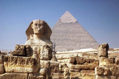 CAIRO EGYPT - 11 22 2010: Giza 'nın Büyük Sfenksi veya Giza' nın Sfenksi, yaslanmış bir sfenksin, bir aslan gövdesi ve bir insan kafası olan efsanevi bir yaratıktır.