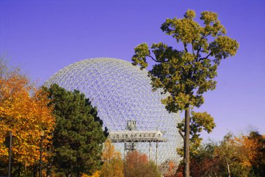 MONTREAL, CANADA - OCT. 03 2014: Biyosfer, Montreal 'de sonbaharda çevreye adanmış bir müzedir. Parc Jean-Drapeau 'da, ABD' nin eski pavyonunda yer almaktadır.