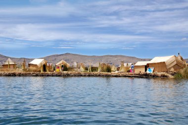 Titicaca, 28 Kasım 2010 tarihinde Puno Peru 'da yüzen sazlıklardan oluşan 44 veya daha fazla yapay adadan oluşan Uros' ta yaşayan bir nüfus için dikkat çekicidir..