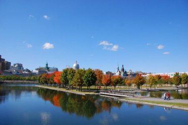 MONTREAL, QUEBEC, CANADA - 10 2010: Arka planda eski Montreal ile Parc Jean Drapeau 'dan sonbahar manzarası 