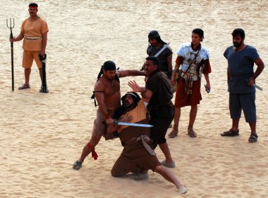 JERASH, JORDAN - 25 Kasım 2009 'da Ürdün' ün başkenti Jerash 'ta bir Roma ordusunun canlandırma gösterisi sırasında Ürdünlü erkekler Romalı asker gibi giyindiler.