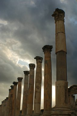 Bulutlu bir günde antik şehrin kalıntıları