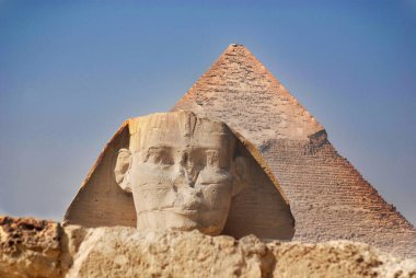 CAIRO EGYPT - 122 10: Büyük Giza Sfenksi yaslanmış bir sfenksin büyük sfenksi, bir aslan gövdesi ve bir insan kafası ve Giza Büyük Piramidi veya Khufu Piramidi veya Khufu veya Cheops Piramidi olan efsanevi bir yaratık