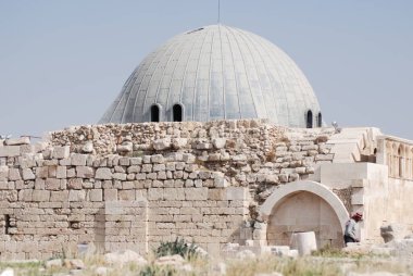 AMMAN JORDAN - NOV 27 2008: Umayyad Palace, Ürdün 'ün Amman kentindeki Citadel Hill' de yer alan büyük bir saray kompleksidir. Kubbe 'nin yenilenmiş giriş odasıyla büyük oranda harap oldu.. 